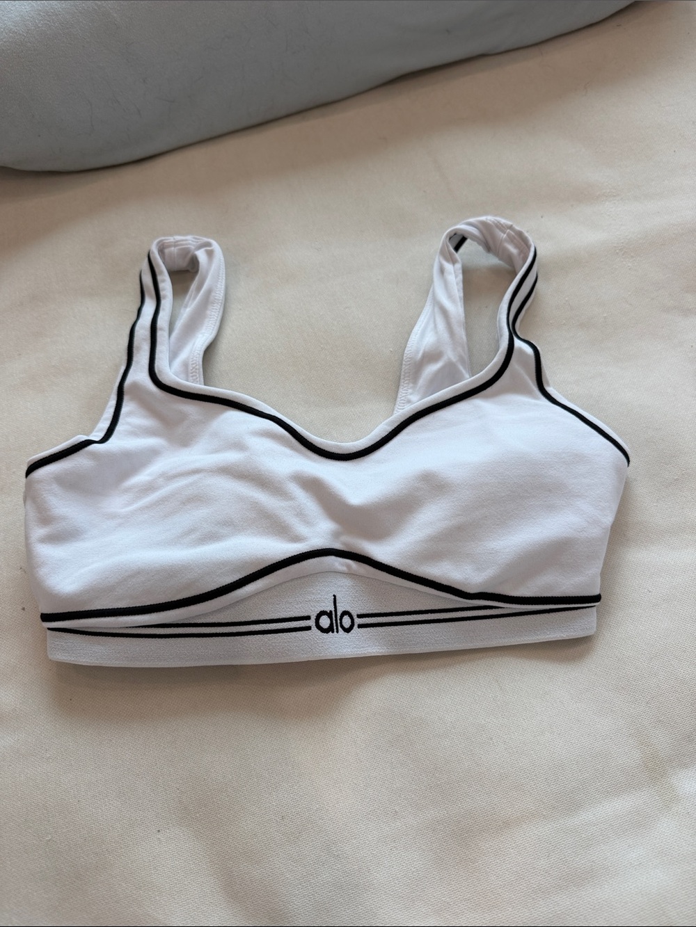 Alo yoga Airbrush Heart Throb Bra in black and white. Never worn!